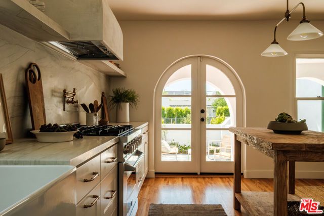 138 S La Jolla Avenue, Los Angeles, CA 90048