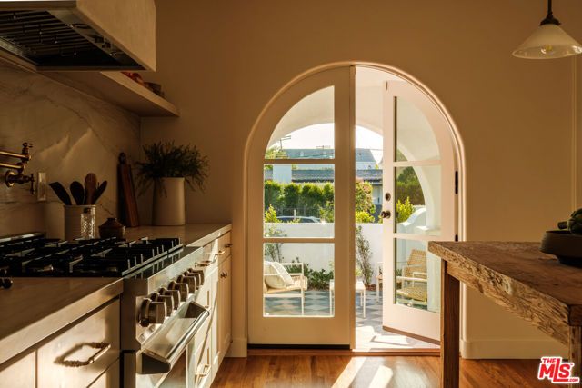 138 S La Jolla Avenue, Los Angeles, CA 90048