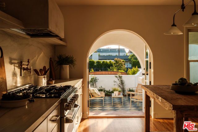 138 S La Jolla Avenue, Los Angeles, CA 90048
