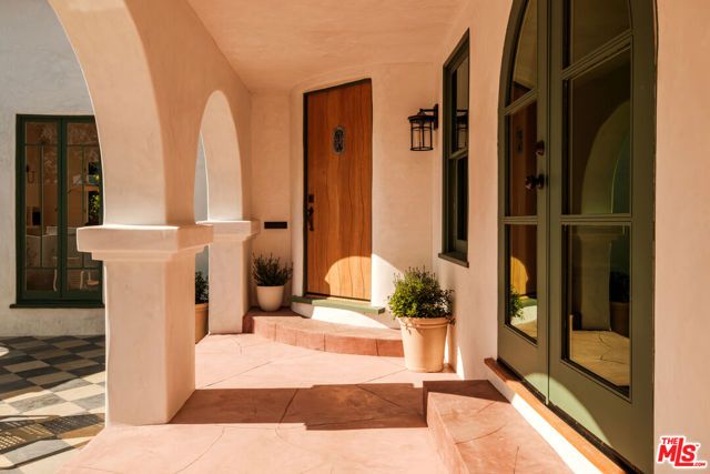 138 S La Jolla Avenue, Los Angeles, CA 90048
