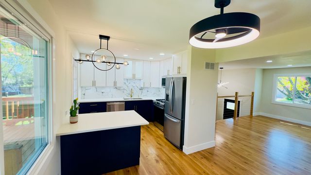 527 Northgate Road, Lindenhurst, IL 60046