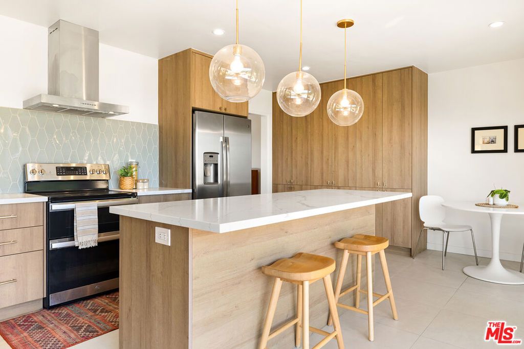 Image 13 of property listing at 2710 Rock Pine Lane, La Crescenta, CA 91214