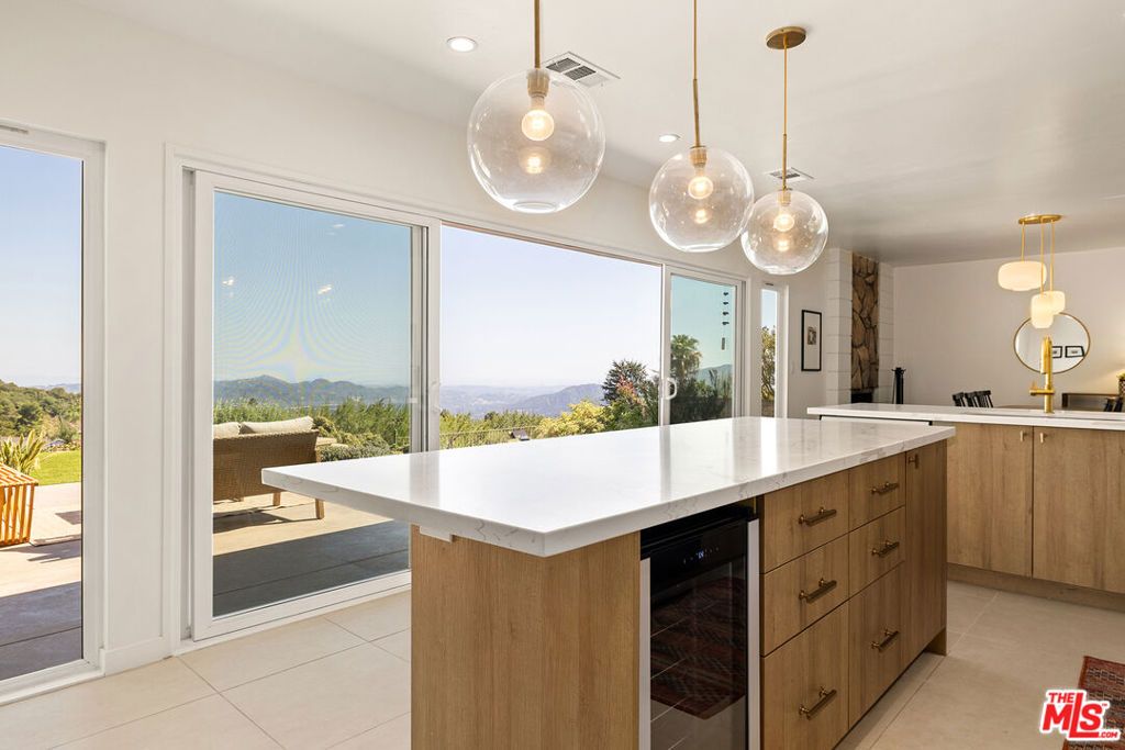 Image 14 of property listing at 2710 Rock Pine Lane, La Crescenta, CA 91214