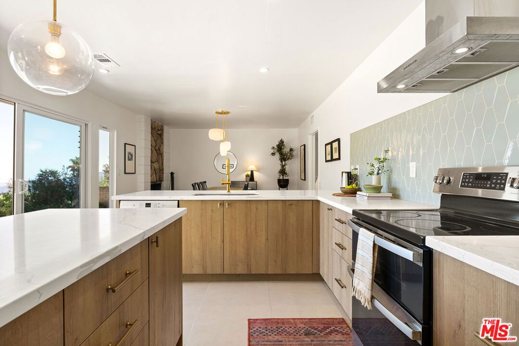 Image 15 of property listing at 2710 Rock Pine Lane, La Crescenta, CA 91214