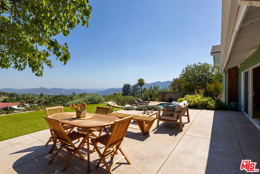 Image 18 of property listing at 2710 Rock Pine Lane, La Crescenta, CA 91214