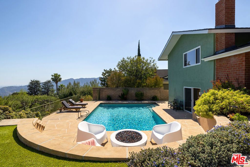 Image 21 of property listing at 2710 Rock Pine Lane, La Crescenta, CA 91214