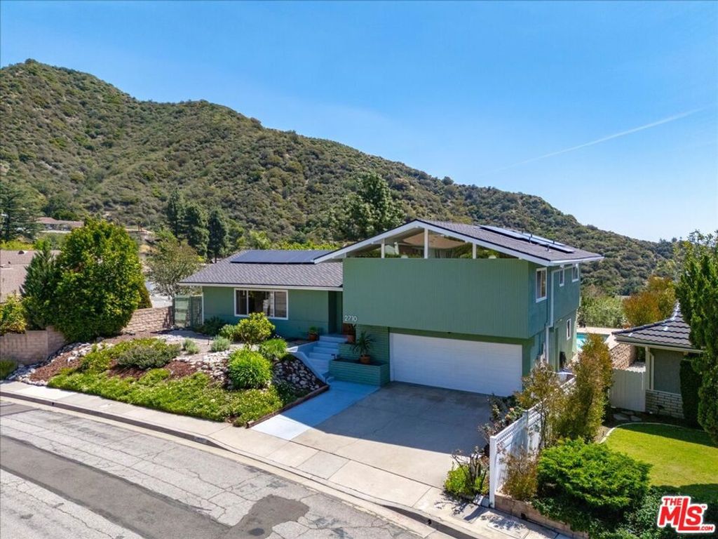 Image 3 of property listing at 2710 Rock Pine Lane, La Crescenta, CA 91214