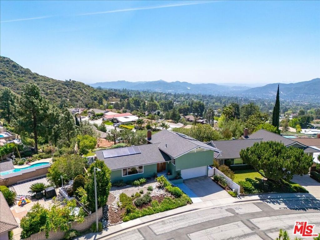 Image 38 of property listing at 2710 Rock Pine Lane, La Crescenta, CA 91214