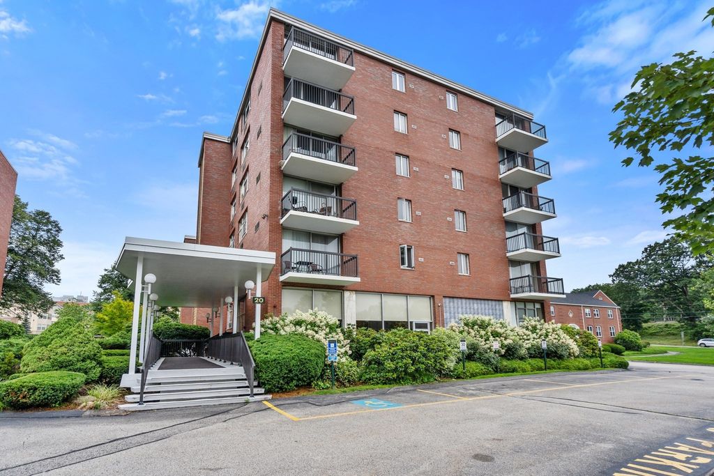 20 Hammond Pond Parkway 504, Newton, MA 02467