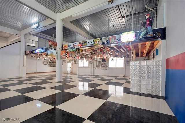 28 Pelican ST W, Naples, FL 34113