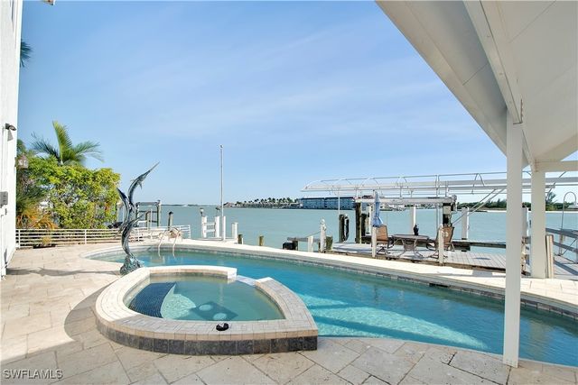 28 Pelican ST W, Naples, FL 34113