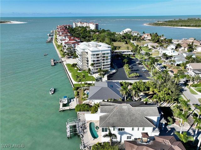 28 Pelican ST W, Naples, FL 34113