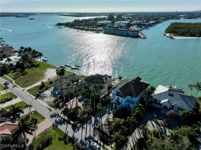 28 Pelican ST W, Naples, FL 34113