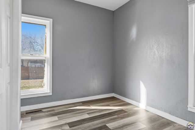 1811 SE 25th ST, Topeka, KS 66605