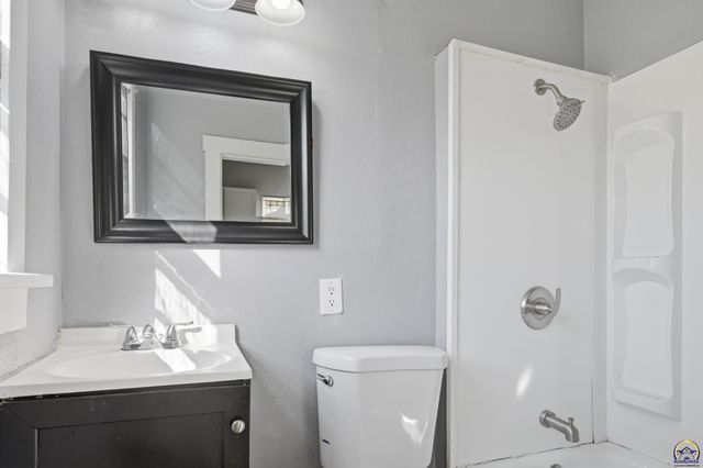 1811 SE 25th ST, Topeka, KS 66605