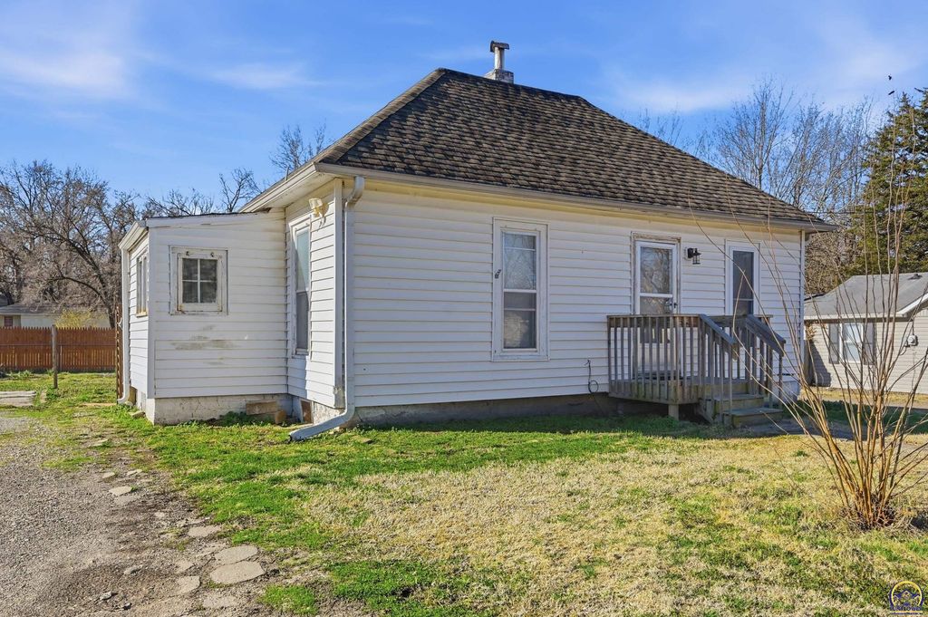 1811 SE 25th ST, Topeka, KS 66605