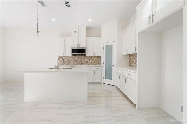 6004 N Gira Del Sol Street, Edinburg, TX 78542