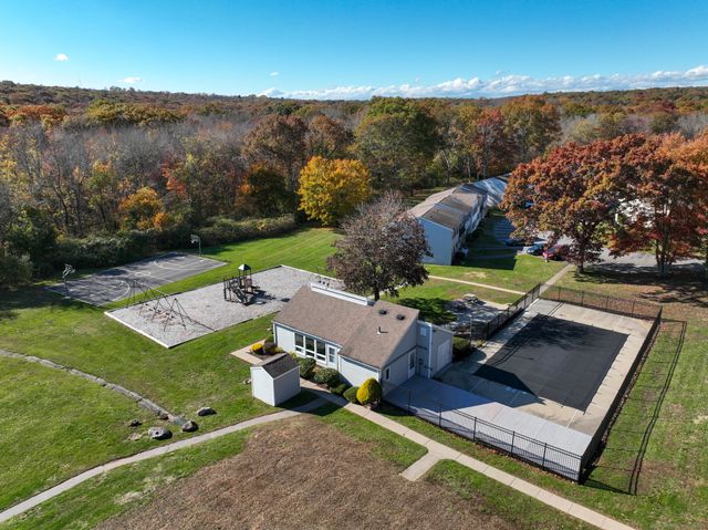 4 Lakeside Drive L, Ledyard, CT 06339