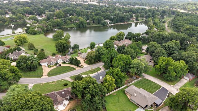 2599 S Skyline Drive, Springfield, MO 65804