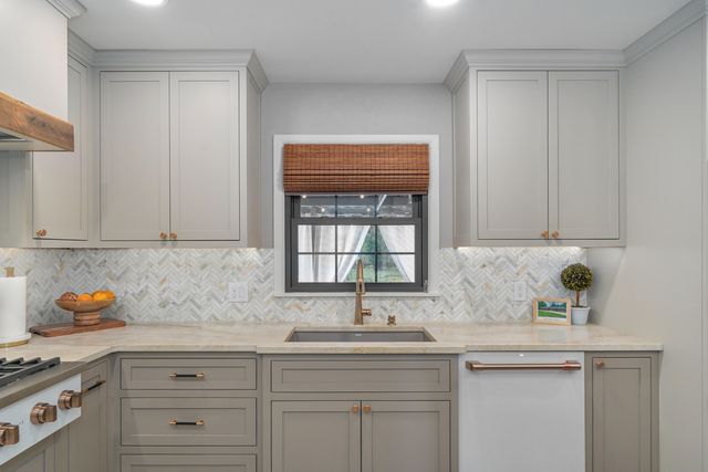 2599 S Skyline Drive, Springfield, MO 65804