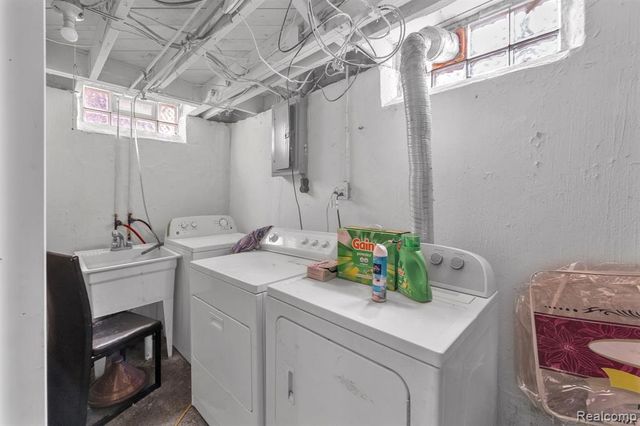 6625 N Beech Daly Road, Dearborn Heights, MI 48127