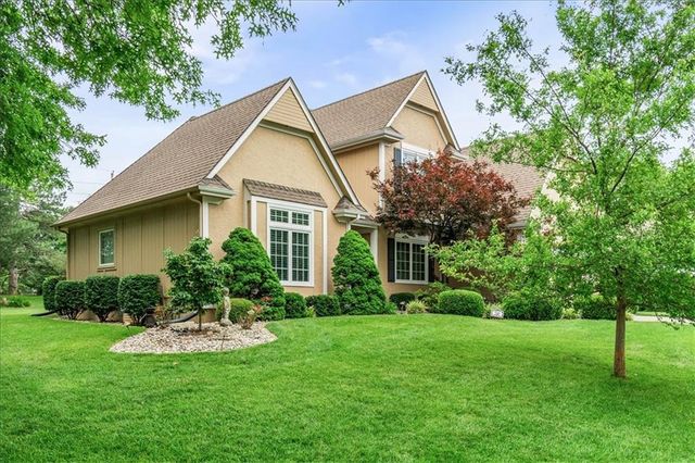 240 SW Winterpark Circle, Lee's Summit, MO 64081