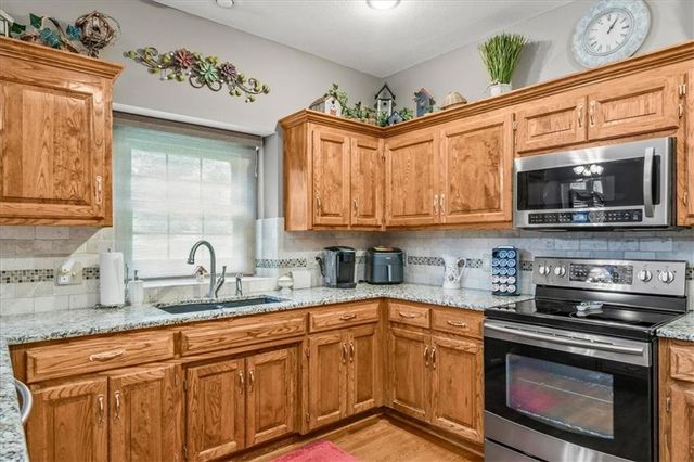 240 SW Winterpark Circle, Lee's Summit, MO 64081