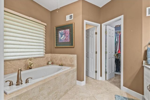 240 SW Winterpark Circle, Lee's Summit, MO 64081