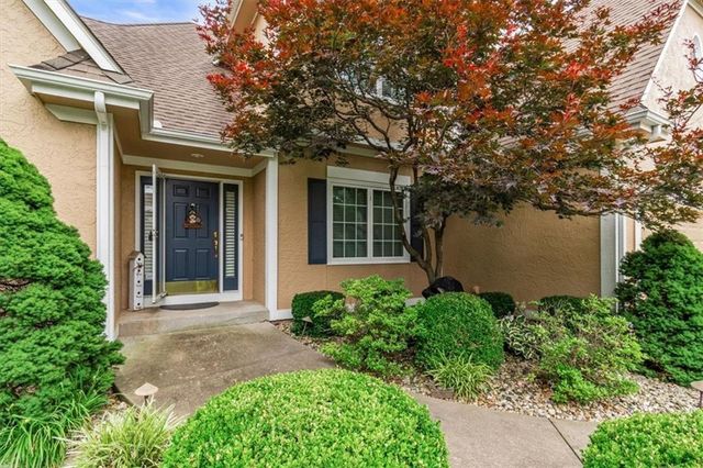 240 SW Winterpark Circle, Lee's Summit, MO 64081