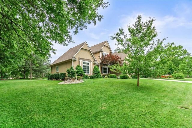 240 SW Winterpark Circle, Lee's Summit, MO 64081