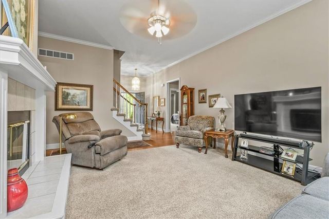 240 SW Winterpark Circle, Lee's Summit, MO 64081
