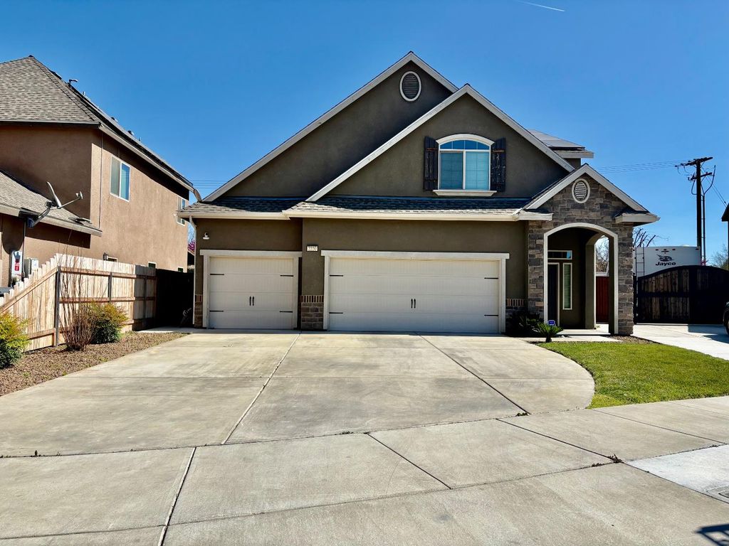 Image 1 of property listing at 2220 N Shady Street, Visalia, CA 93291