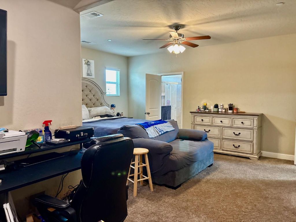 Image 10 of property listing at 2220 N Shady Street, Visalia, CA 93291