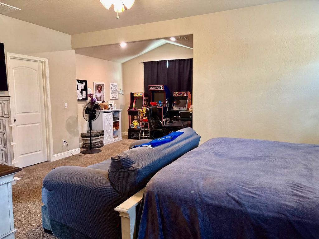 Image 11 of property listing at 2220 N Shady Street, Visalia, CA 93291