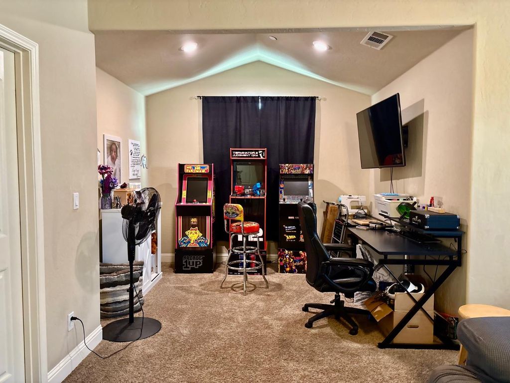 Image 12 of property listing at 2220 N Shady Street, Visalia, CA 93291