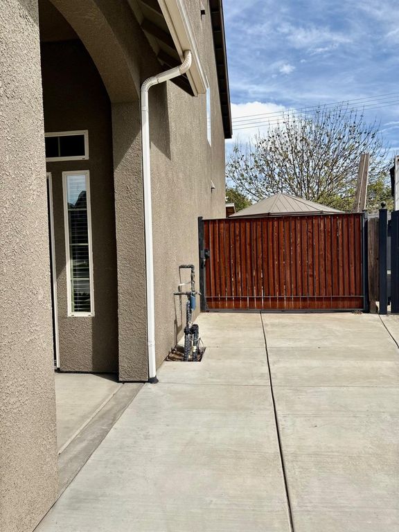 Image 14 of property listing at 2220 N Shady Street, Visalia, CA 93291