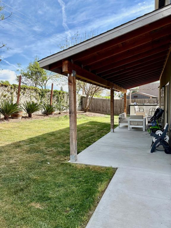 Image 15 of property listing at 2220 N Shady Street, Visalia, CA 93291