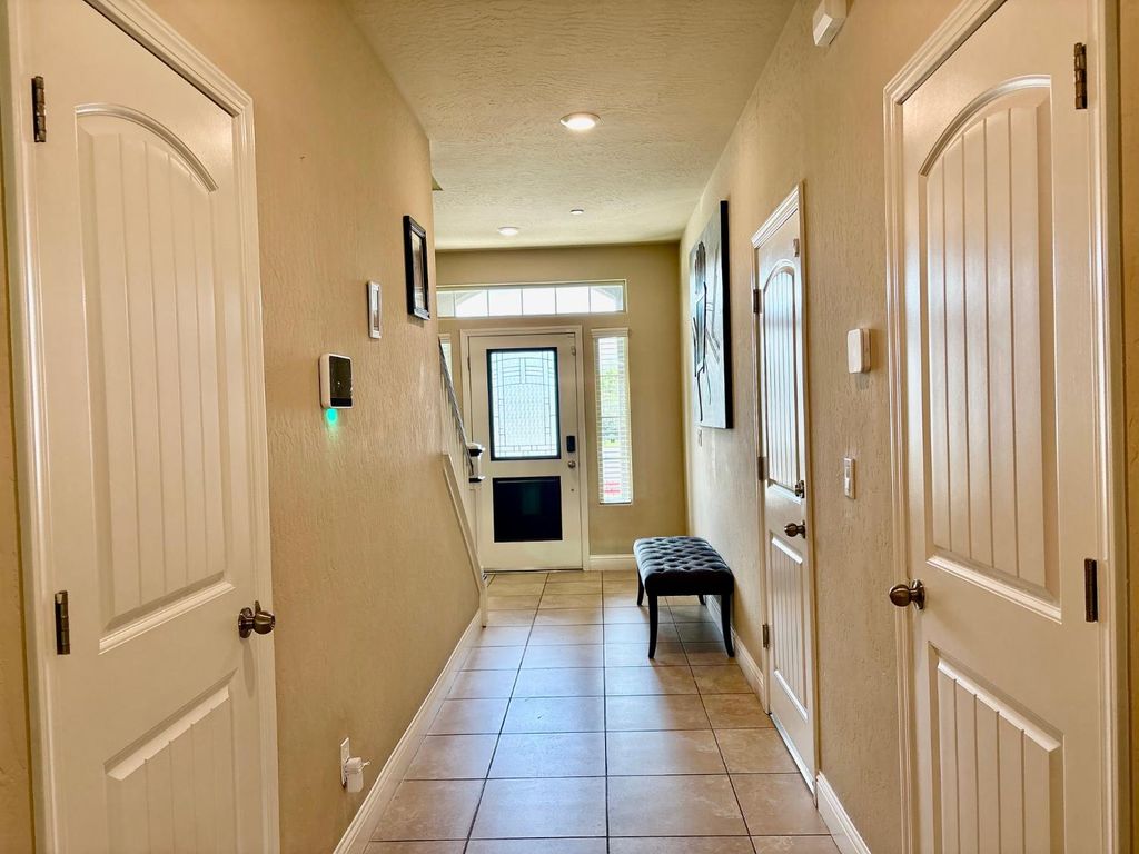 Image 2 of property listing at 2220 N Shady Street, Visalia, CA 93291