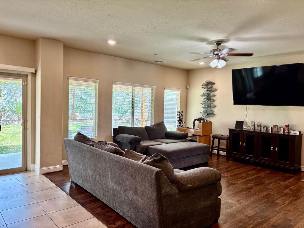 Image 3 of property listing at 2220 N Shady Street, Visalia, CA 93291