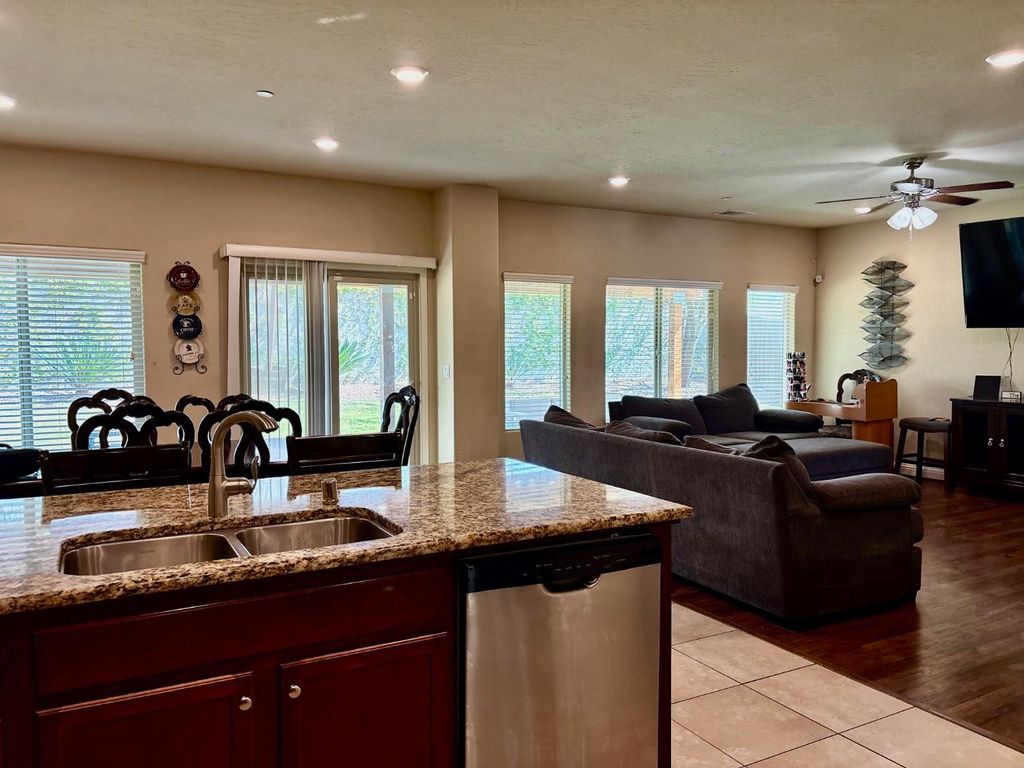 Image 6 of property listing at 2220 N Shady Street, Visalia, CA 93291