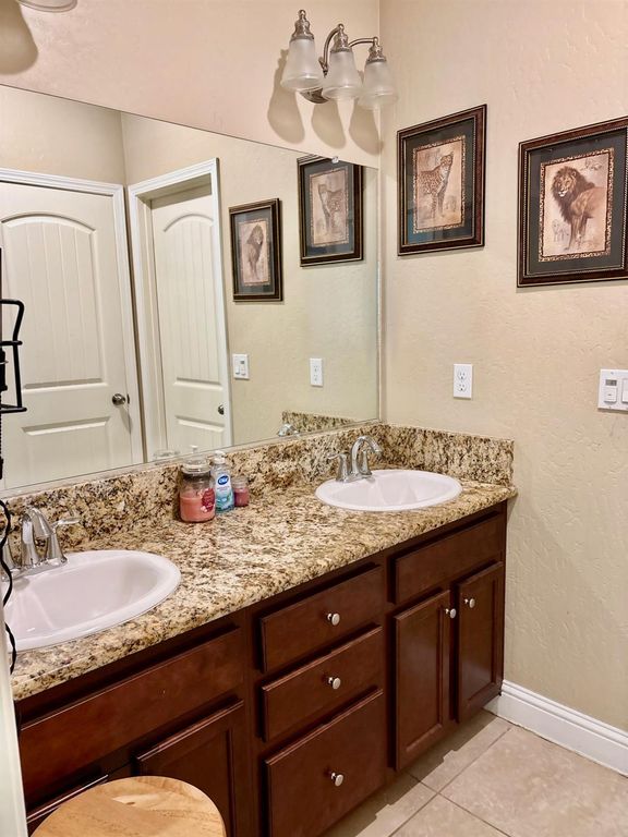 Image 9 of property listing at 2220 N Shady Street, Visalia, CA 93291