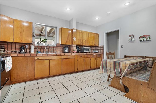 4660 W 9th Ave, Hialeah, FL 33012