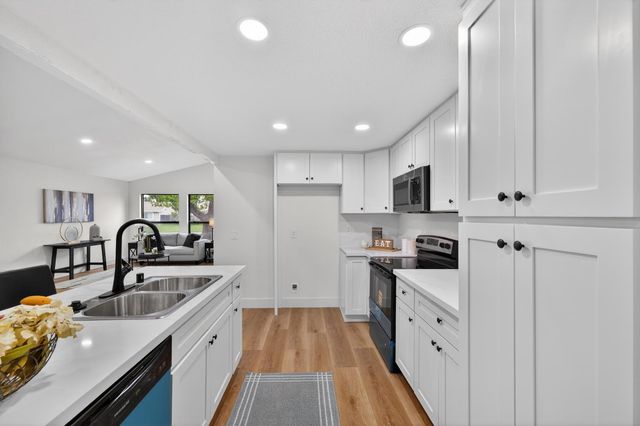 7717 VALLEY WOOD Dr, Sacramento, CA 95828