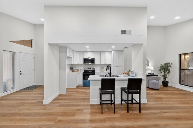 7717 VALLEY WOOD Dr, Sacramento, CA 95828