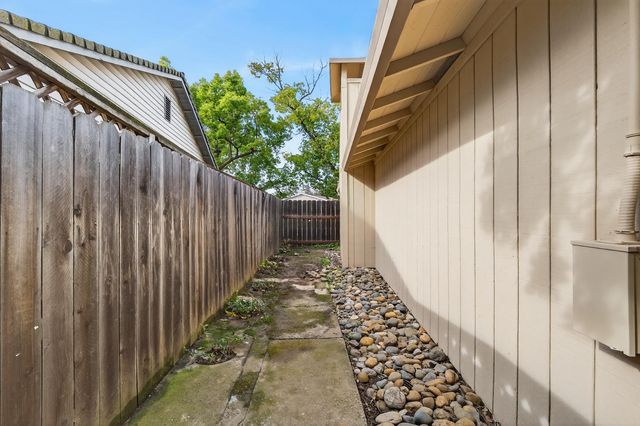 7717 VALLEY WOOD Dr, Sacramento, CA 95828