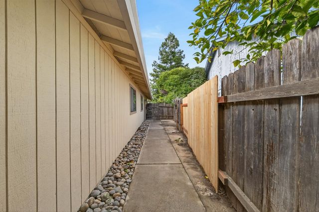 7717 VALLEY WOOD Dr, Sacramento, CA 95828