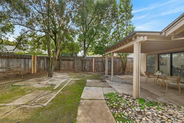 7717 VALLEY WOOD Dr, Sacramento, CA 95828