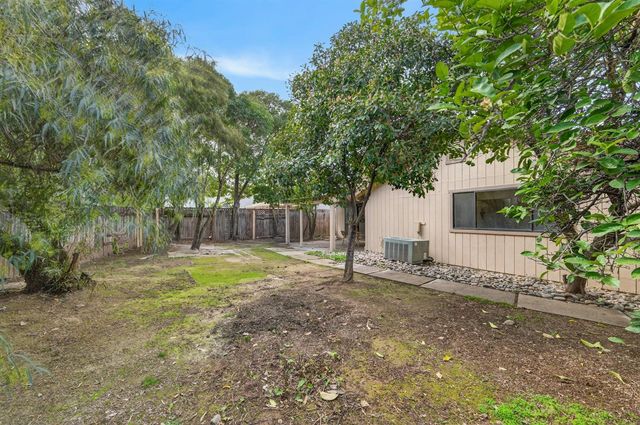 7717 VALLEY WOOD Dr, Sacramento, CA 95828