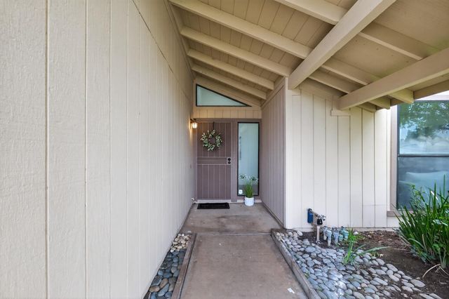 7717 VALLEY WOOD Dr, Sacramento, CA 95828