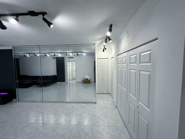 1985 S Ocean Drive 16b, Hallandale Beach, FL 33009